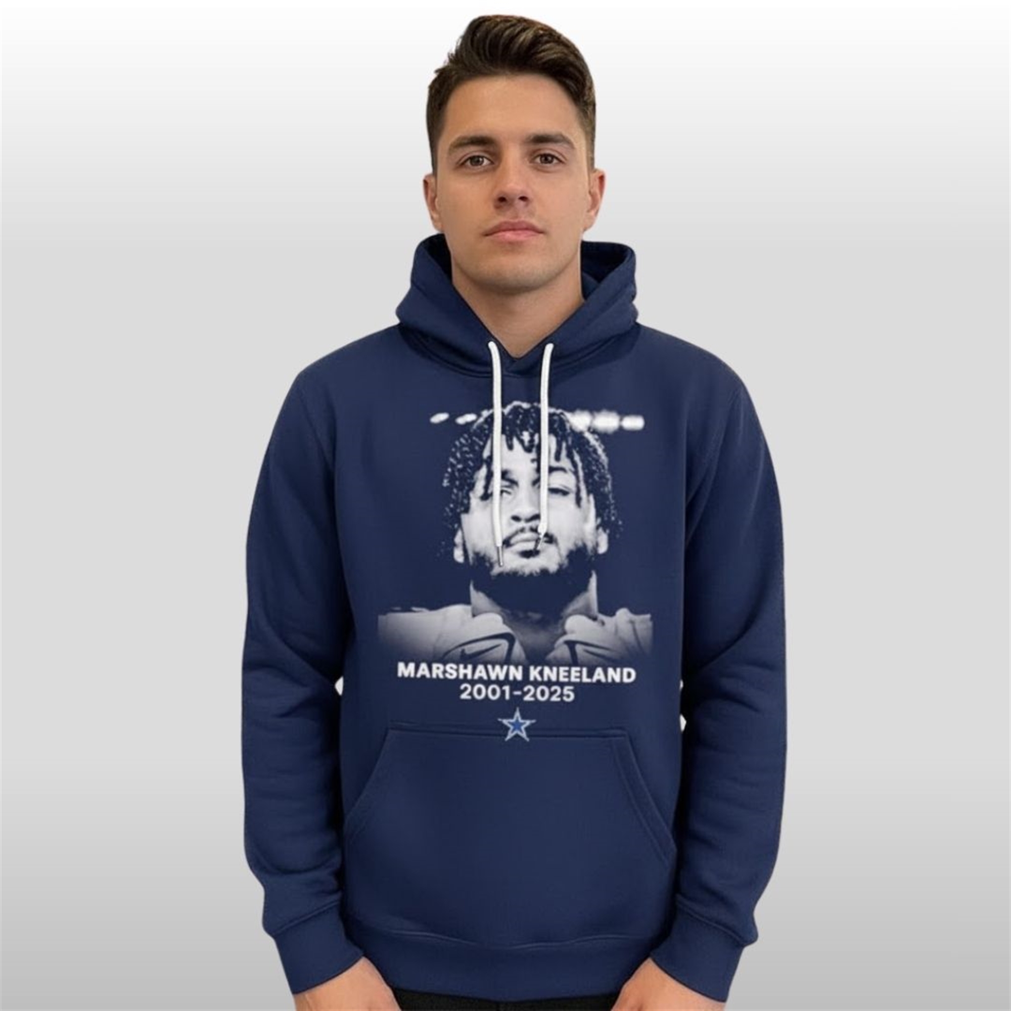 Jon-Machota-Dak-Prescott-Wearing-Marshawn-Kneeland-Rip-2001-2025-Dallas-Cowboys-Shirt Jon Machota Dak Prescott Wearing Marshawn Kneeland Rip 2001 2025 Dallas Cowboys Shirt